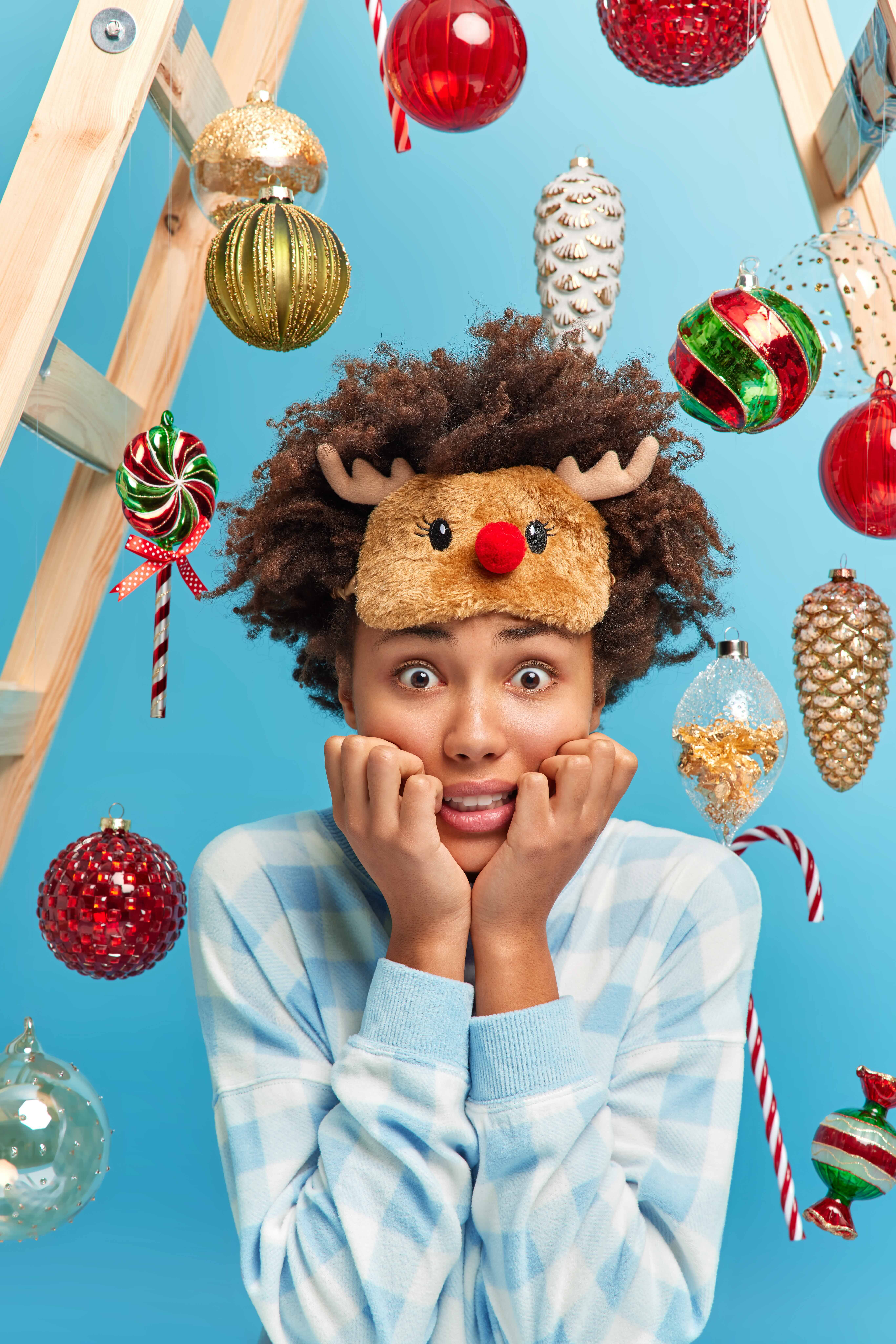 burnout de noël ; femme épuisée décorations de noël